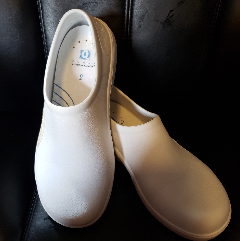Nurse mates quark pro air clogs